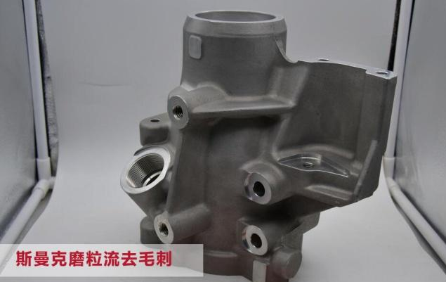 閥體<a href='http://520fjw.com' target='_blank'><u>交叉孔去毛刺</u></a>，是令人十分苦惱的事情。一來(lái)閥體交叉孔多，二來(lái)交叉孔毛刺不像表面毛刺那樣容易接觸，所以，如果用人工對(duì)閥體<a href='http://520fjw.com' target='_blank'><u>交叉孔去毛刺</u></a>，十分緩慢。